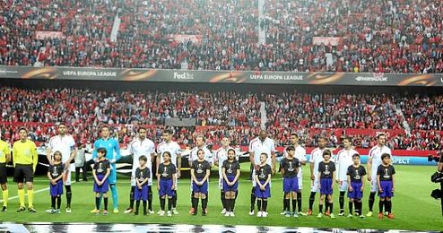 Salida de los jugadores del Sevilla ante el Athletic acompañados de niños. Salida de los jugadores del Sevilla ante el Athletic acompañados de niños.