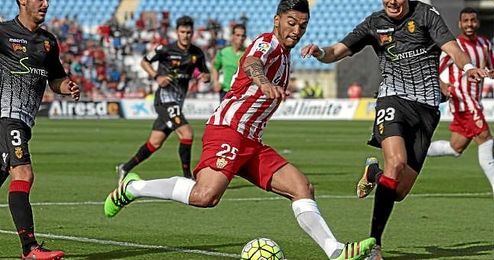 Lolo Reyes, en un partido con el Almería. Lolo Reyes, en un partido con el Almería.