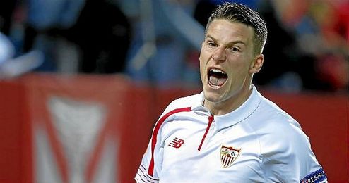 Gameiro celebra uno de sus goles en la noche de ayer. Gameiro celebra uno de sus goles en la noche de ayer.
