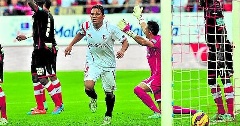 El colombiano Carlos Bacca fue uno de los grandes protagonistas ante el Granada la pasada campaña al anotar un doblete. El colombiano Carlos Bacca fue uno de los grandes protagonistas ante el Granada la pasada campaña al anotar un doblete.
