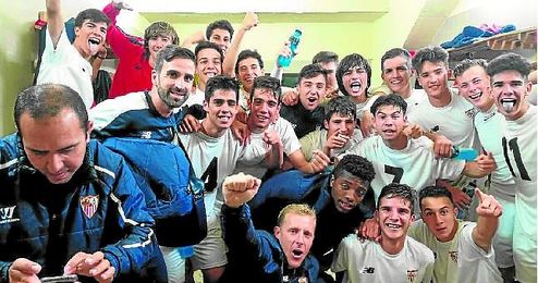 El Sevilla celebró por todo lo alto en su vestuario la victoria conseguida sobre el Betis. El Sevilla celebró por todo lo alto en su vestuario la victoria conseguida sobre el Betis.