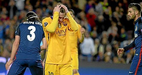 Messi se lamenta en uno de los duelos ante el Atlético. Messi se lamenta en uno de los duelos ante el Atlético.