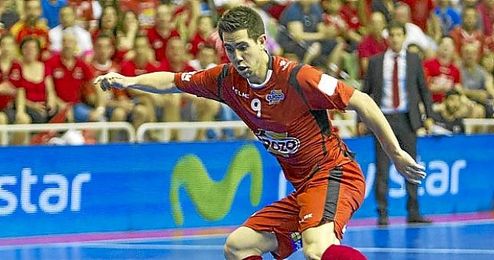 "Si sigo a este nivel, no creo que haya problemas para renovar en la que es mi segunda casa, Murcia", aseguró el jugador. "Si sigo a este nivel, no creo que haya problemas para renovar en la que es mi segunda casa, Murcia", aseguró el jugador.