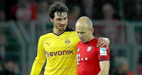 Mats Hummels hablando con Arjen Robben, futuro compañero. Mats Hummels hablando con Arjen Robben, futuro compañero.