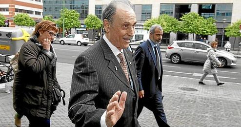 Lopera, llegando a los Juzgados de Sevilla. Lopera, llegando a los Juzgados de Sevilla.