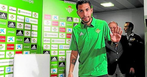 Petros suma 32 partidos en su primer año en España y eso ha llamado la atención de varios clubes. Petros suma 32 partidos en su primer año en España y eso ha llamado la atención de varios clubes.