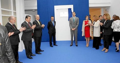 Los Reyes de España acompañados por Susana Díaz y Fátima Báñez. Los Reyes de España acompañados por Susana Díaz y Fátima Báñez.