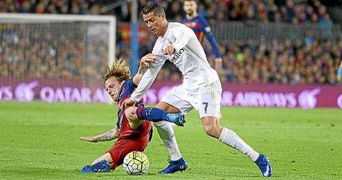 Rakitic y Ronaldo durante ´El Clásico´ Rakitic y Ronaldo durante ´El Clásico´