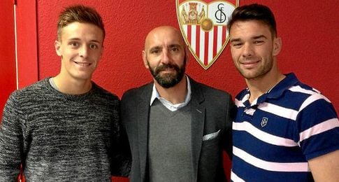 Genaro y Juan Soriano posan junto a Monchi. Genaro y Juan Soriano posan junto a Monchi.