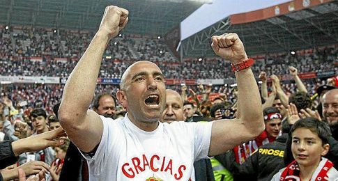 Abelardo, celebrando la permanencia. Abelardo, celebrando la permanencia.