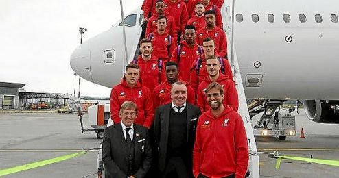 La expedición del Liverpool posa en la escalerilla del avión que les llevó a Basilea. La expedición del Liverpool posa en la escalerilla del avión que les llevó a Basilea.