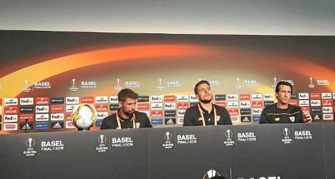 Coke, Carriço y Emery en sala de prensa. Coke, Carriço y Emery en sala de prensa.