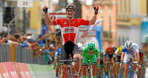 "Estoy feliz con el triunfo, no tanto con la despedida del Giro", concluyó. "Estoy feliz con el triunfo, no tanto con la despedida del Giro", concluyó.