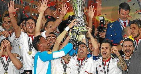 Reyes, levantando la copa de campeón. Reyes, levantando la copa de campeón.
