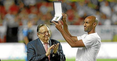 Kanouté, durante su partido homenaje en el Sánchez Pizjuán. Kanouté, durante su partido homenaje en el Sánchez Pizjuán.