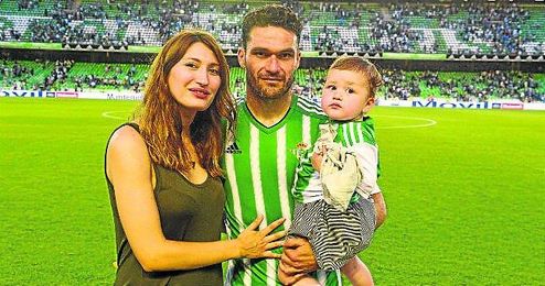 Jorge Molina posa con su mujer (Aitana) y su hija Mia en su despedida del Benito Villamarín. Jorge Molina posa con su mujer (Aitana) y su hija Mia en su despedida del Benito Villamarín.