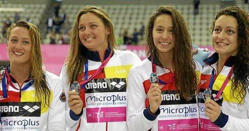 Mireia Belmonte, Melani Costa, Fátima Gallardo y Patricia Castro con la medallas. Mireia Belmonte, Melani Costa, Fátima Gallardo y Patricia Castro con la medallas.