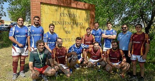 La plantilla del Helvetia Rugby posa para ESTADIO en la puerta del centro penitenciario. La plantilla del Helvetia Rugby posa para ESTADIO en la puerta del centro penitenciario.