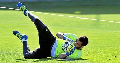 Hay varios equipos interesados en hacerse con el meta que más paradas ha hecho en toda la Liga. Hay varios equipos interesados en hacerse con el meta que más paradas ha hecho en toda la Liga.