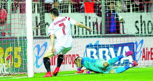 Gameiro ha hecho dos goles al Barcelona desde que llegó al Sevilla. Gameiro ha hecho dos goles al Barcelona desde que llegó al Sevilla.