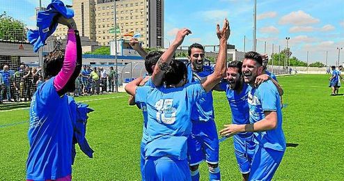 Jugadores del Bellavista celebran el ascenso a Primera Andaluza. Jugadores del Bellavista celebran el ascenso a Primera Andaluza.