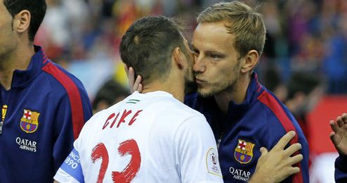Coke saluda a Rakitic antes del partido. Coke saluda a Rakitic antes del partido.