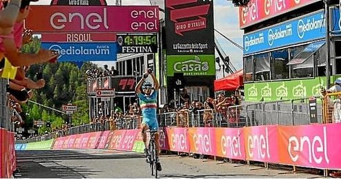 Nibali celebra la victoria Nibali celebra la victoria
