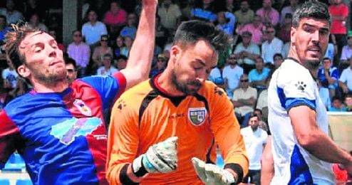 El guardameta alcalareño Nico se adelanta a Michu, en un lance de la ida de los ´play off´. El guardameta alcalareño Nico se adelanta a Michu, en un lance de la ida de los ´play off´.