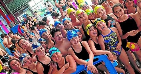 Los participantes disfrutaron de la jornada en la piscina. Los participantes disfrutaron de la jornada en la piscina.