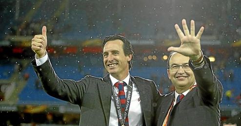 Emery, con Castro, tras ganar la Europa League. Emery, con Castro, tras ganar la Europa League.