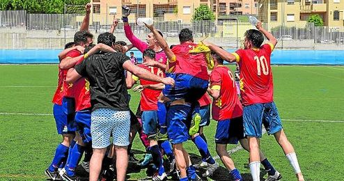 Los Palacios celebra el ascenso tras ganar al Camino Viejo. Los Palacios celebra el ascenso tras ganar al Camino Viejo.