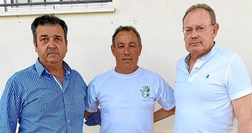 En la imagen, el Presidente junto al técnico y el director deportivo. En la imagen, el Presidente junto al técnico y el director deportivo.