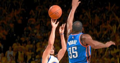 Ibaka aportó 16 puntos (5-11, 2-5, 5-5) que lo dejaron como el tercer máximo encestador de los Thunder. Ibaka aportó 16 puntos (5-11, 2-5, 5-5) que lo dejaron como el tercer máximo encestador de los Thunder.