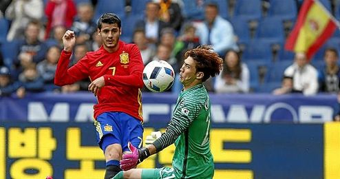 Morata supera al portero coreano Jung Sung-ryong. Morata supera al portero coreano Jung Sung-ryong.