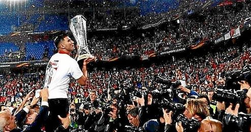 Reyes, levantó la quinta Europa League del Sevilla como capitán. Reyes, levantó la quinta Europa League del Sevilla como capitán.