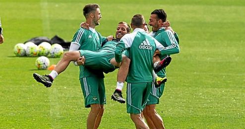 Van der Vaart sabe que el Betis no cuenta con él. Van der Vaart sabe que el Betis no cuenta con él.