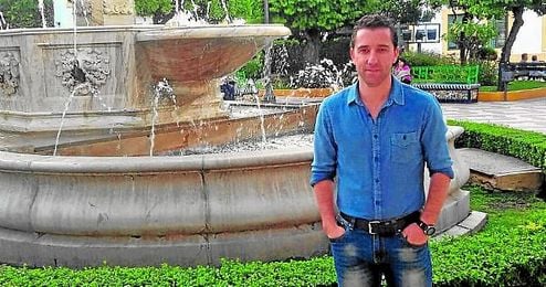 Dani Avilés posa en la Plaza de Los Jardines, lugar emblemático en el fútbol nazareno. Dani Avilés posa en la Plaza de Los Jardines, lugar emblemático en el fútbol nazareno.