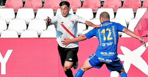 El franjirrojo Juanje se marcha de un jugador del Socuéllamos en la ida de la anterior eliminatoria. El franjirrojo Juanje se marcha de un jugador del Socuéllamos en la ida de la anterior eliminatoria.
