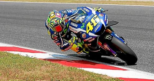 Valentino Rossi, rodando con su Yamaha sobre el circuito de Montmeló. Valentino Rossi, rodando con su Yamaha sobre el circuito de Montmeló.