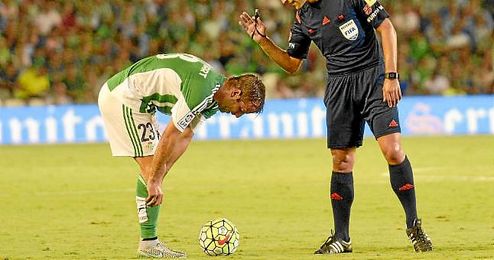 Van der Vaart, durante un partido de esta temporada ante el Deportivo. Van der Vaart, durante un partido de esta temporada ante el Deportivo.