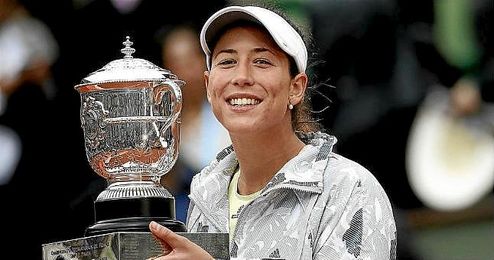Garbiñe Muguruza posando con el trofeo tras vencer en Roland Garros. Garbiñe Muguruza posando con el trofeo tras vencer en Roland Garros.