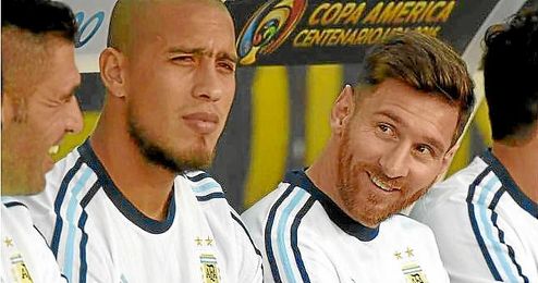 Messi, en el banquillo, observa el debut de su selección. Messi, en el banquillo, observa el debut de su selección.