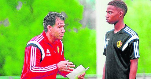 Charly Musonda y Enzo Scifo. Charly Musonda y Enzo Scifo.