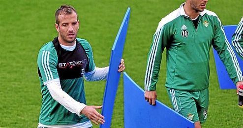 Van der Vaart, en un entrenamiento con el Betis. Van der Vaart, en un entrenamiento con el Betis.