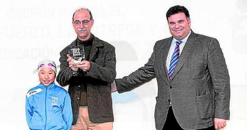 José Claro (izquierda) recibe un galardón en la Gala del Deporte de Morón de 2014. José Claro (izquierda) recibe un galardón en la Gala del Deporte de Morón de 2014.