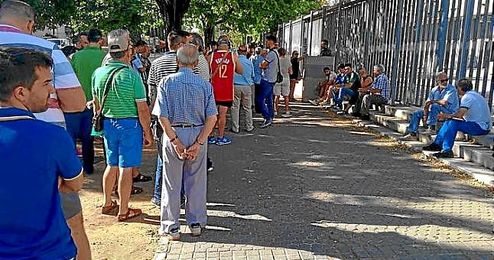Colas en los aledaños del Villamarín para sacar los abonos. Colas en los aledaños del Villamarín para sacar los abonos.