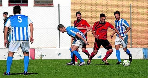 El rojiazul Zurita (derecha), quien ya ha renovado, conduce el esférico ante el UP Viso. El rojiazul Zurita (derecha), quien ya ha renovado, conduce el esférico ante el UP Viso.