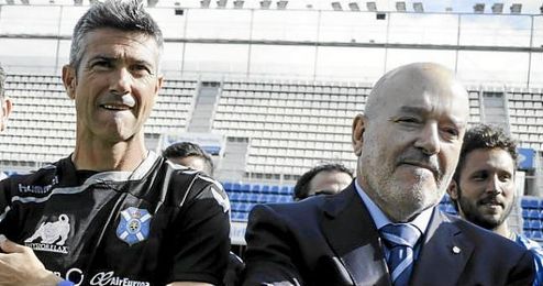 El exsevillista y actual entrenador del Tenerife, Pep Martí, junto a Concepción. El exsevillista y actual entrenador del Tenerife, Pep Martí, junto a Concepción.