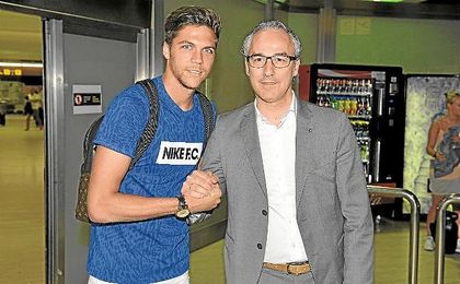 Jonas Martín posa con Torrecilla a su llegada a Sevilla la pasada semana. Jonas Martín posa con Torrecilla a su llegada a Sevilla la pasada semana.