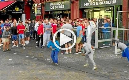 Ultras ingleses se mofan de unos niños arrojando monedas al suelo Ultras ingleses se mofan de unos niños arrojando monedas al suelo